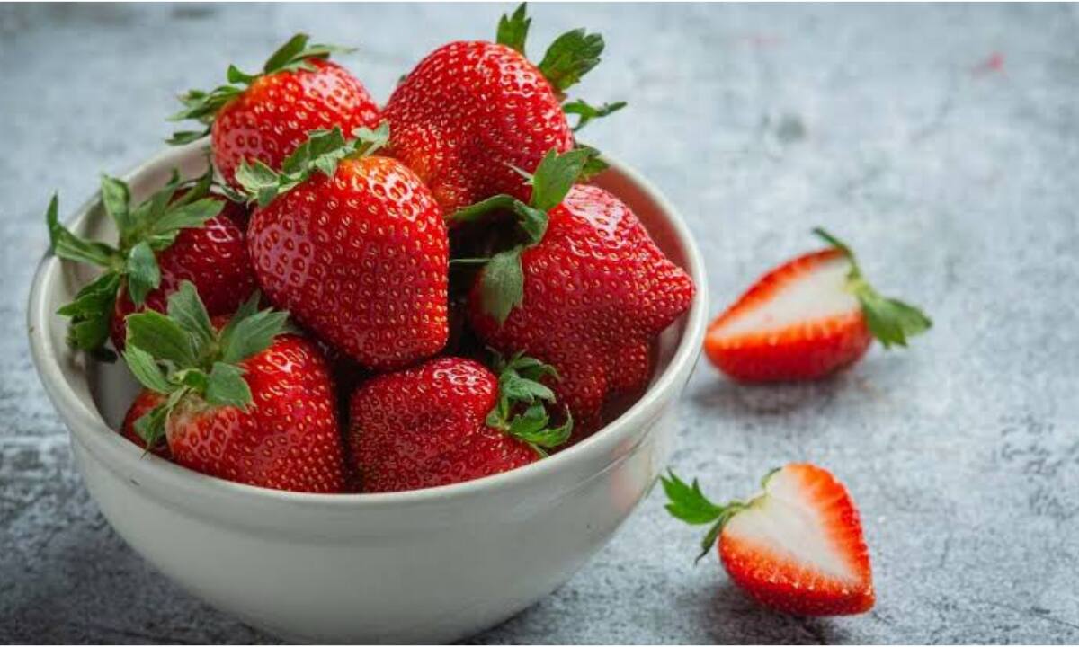 Strawberry Face Mask: चेहरे की डलनेस से परेशान? घर पर बनाएं स्ट्रॉबेरी फेस पैक, देखें जबरदस्त फर्क